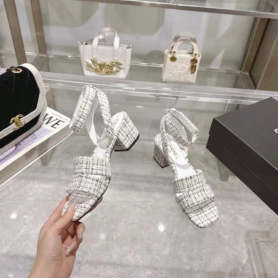 👟👟Ex-factory price 540👟👟 𝐂𝐇𝐀𝐍𝐄𝐋★Xiaoxiang New Spring and Summer Products Counter new sandals, electric embroidery Lingge’s classic elements that will never fade away 💋Showing unique dressing style, too beautiful to say anything, a must-have in summer... Upper: imported sheepskin/knitted fabric Lining: mixed sheepskin Heel height: 5cm Outsole: Italian leather outsole Shoe size: 35-39 (customized items of 40, 41 and 42 are not returnable or exchangeable)